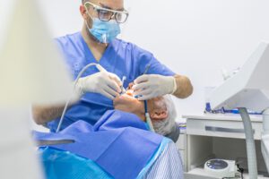 clínica dental cerca de Massarrojos - linterna