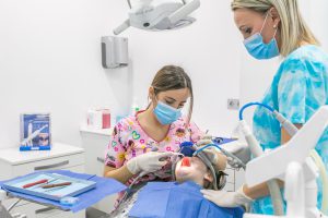 dentistas cerca de Burjassot - niña en tratamiento