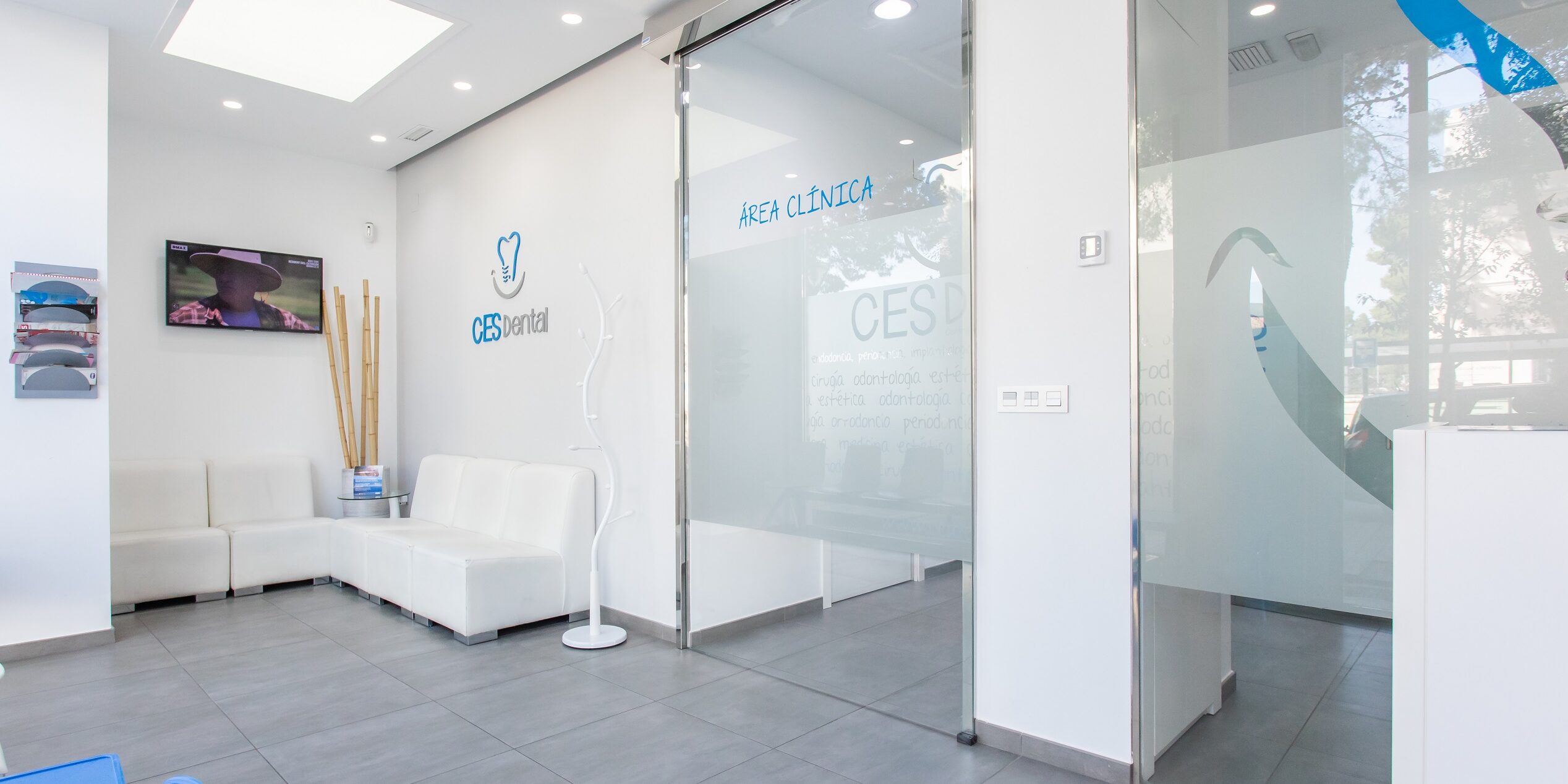 clinica dental burjassot – zona de recepción clinica dental burjassot - zona de recepción