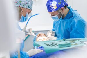 implantes dentales en Burjassot - cirugía